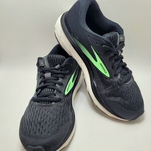 Women's Brooks Dyad 11, Size 6, EUC!